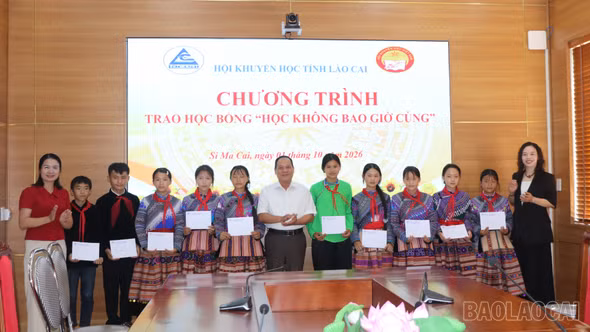 Trao học bổng “Học không bao giờ cùng” tặng 40 học sinh xã Si Ma Cai