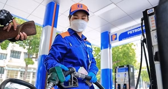 Giá xăng E10 tăng hơn 1.000 đồng/lít, dầu diesel giảm