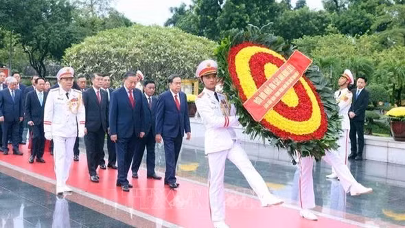 Lãnh đạo Đảng, Nhà nước đặt vòng hoa tại Đài tưởng niệm các Anh hùng liệt sĩ