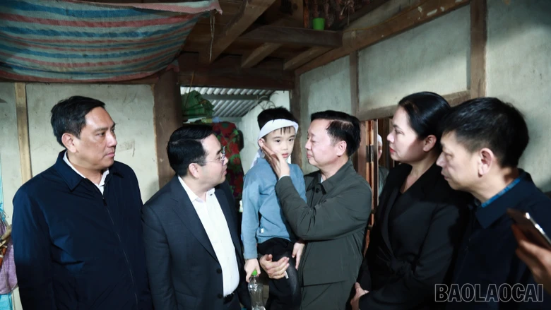 Phó Thủ tướng Trần Hồng Hà thăm hỏi, động viên các gia đình có người tử vong trong vụ tai nạn giao thông đường thủy tại hồ Thác Bà