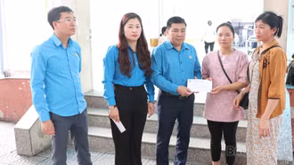 Liên đoàn Lao động tỉnh thăm hỏi đoàn viên công đoàn bị thương nặng do ảnh hưởng dông lốc ở phường Nghĩa Lộ