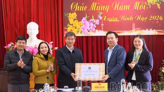 Trưởng Ban Tuyên giáo và Dân vận Tỉnh ủy Dương Đức Huy dự Chương trình “Tết nhân ái” tại Việt Hồng