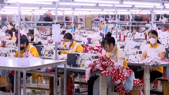 Công nhân, người lao động chấp hành nghiêm quy định về an toàn vệ sinh lao động trong sản xuất.