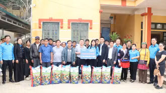 Liên đoàn Lao động tỉnh hỗ trợ 15 tấn phân bón cho người dân vùng cao