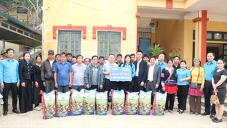 Liên đoàn Lao động tỉnh hỗ trợ 15 tấn phân bón cho người dân vùng cao