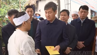 Phó Chủ tịch UBND tỉnh Ngô Hạnh Phúc thăm hỏi gia đình các nạn nhân vụ tai nạn tại hồ Thác Bà