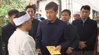 Phó Chủ tịch UBND tỉnh Ngô Hạnh Phúc thăm hỏi gia đình các nạn nhân vụ tai nạn tại hồ Thác Bà