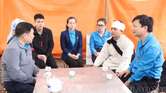 LĐLĐ tỉnh thăm hỏi gia đình đoàn viên tử vong trong vụ tai nạn lao động tại Công ty TNHH Phốt pho vàng Việt Nam