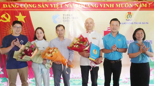 Liên đoàn Lao động thị xã Sa Pa kết nạp 196 đoàn viên công đoàn mới