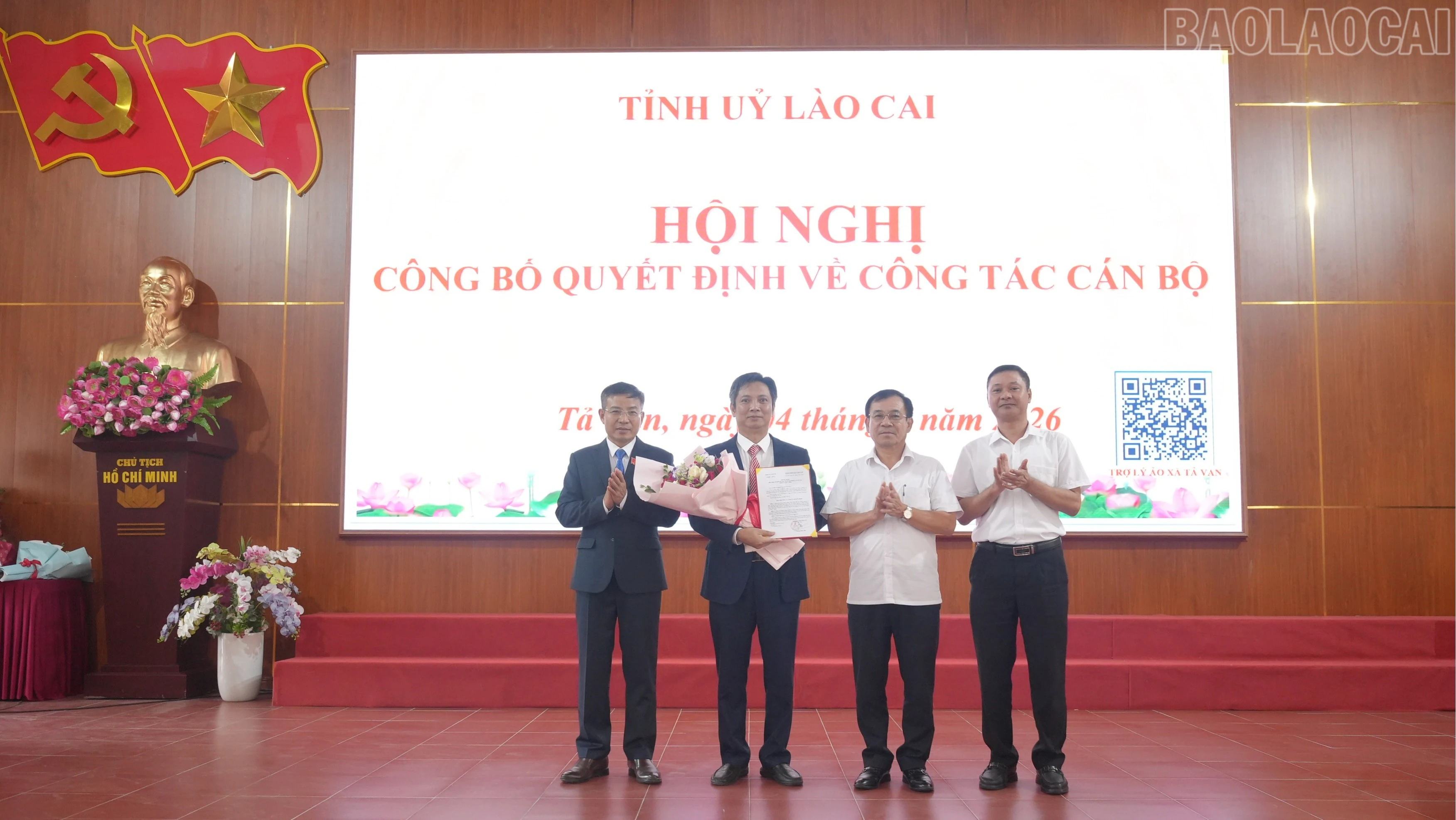 Đồng chí Phạm Toàn Thắng - Ủy viên Ban Thường vụ Tỉnh ủy, Trưởng Ban Tổ chức Tỉnh ủy trao Quyết định và cùng lãnh đạo Sở Nông nghiệp và Môi trường, lãnh đạo xã Tả Van tặng hoa chúc mừng đồng chí Phạm Bình Minh.