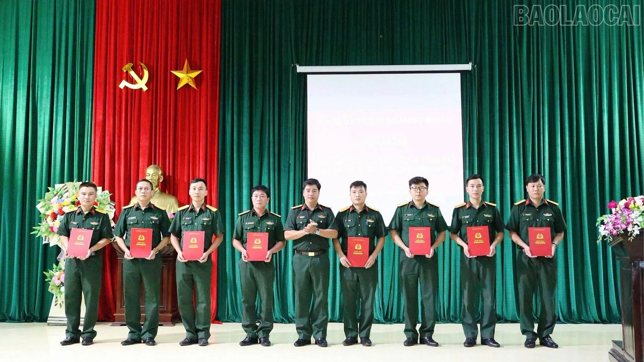 baolaocai-tr_trao-cac-quyet-dinh-ve-cong-tac-can-bo-quan-nhan-chuyen-nghiep-cho-don-vi-3649.jpg
