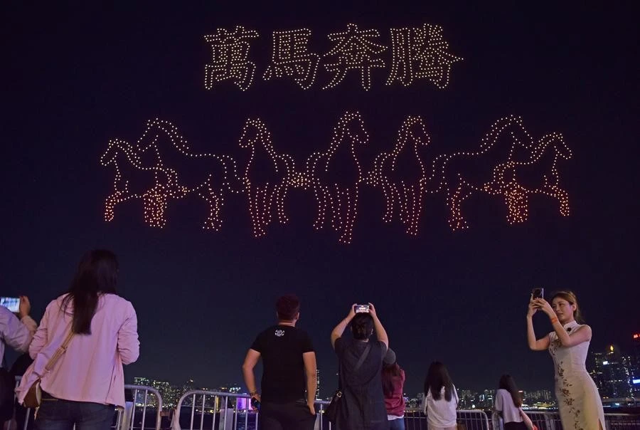 Màn trình diễn ánh sáng bằng máy bay không người lái chào mừng Tết Nguyên đán tại Hong Kong, Trung Quốc, 14/2/2026.