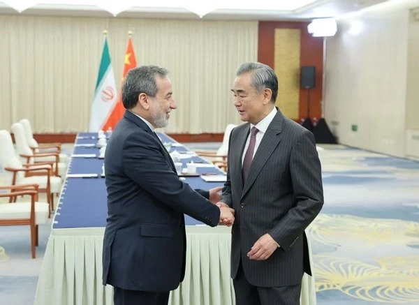 Ngoại trưởng Trung Quốc Vương Nghị và Ngoại trưởng Iran Seyed Abbas Araghchi trong một cuộc gặp tại Thiên Tân hồi tháng 7/2025. Ảnh: Bộ Ngoại giao Trung Quốc