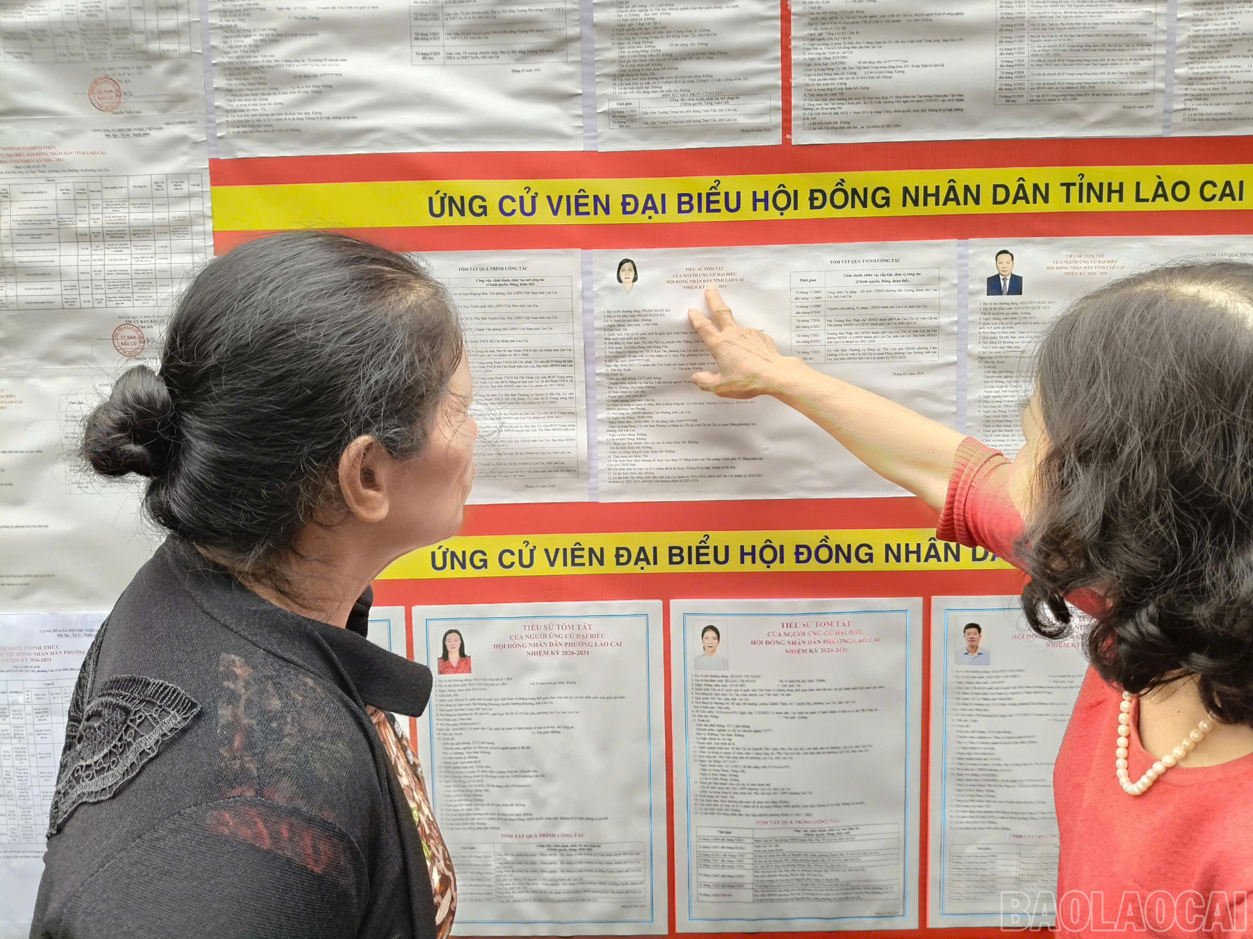 Cử tri tổ dân phố số 1 và số 2 Cốc Lếu theo dõi danh sách, tiểu sử các ứng cử viên.