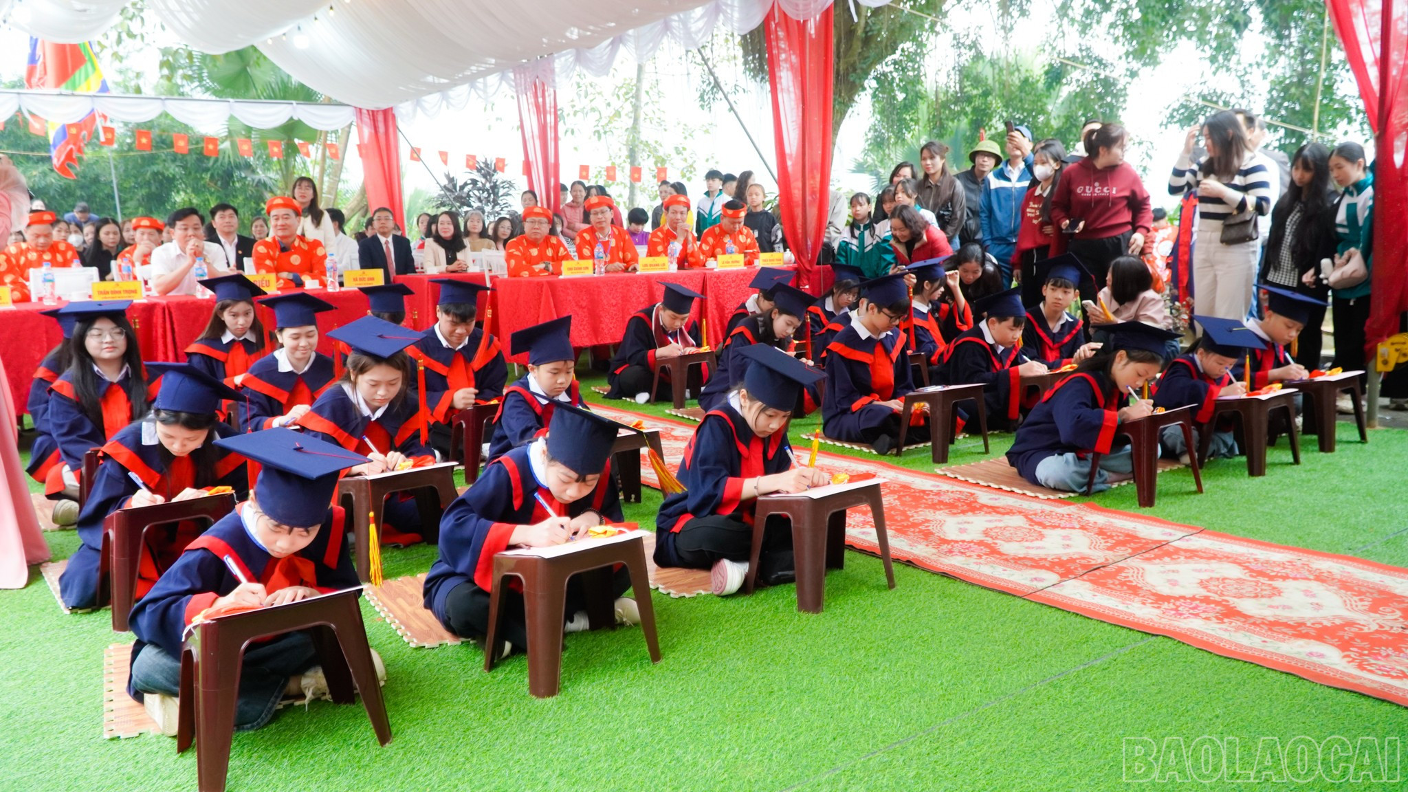 Học sinh tham gia lễ khai bút.