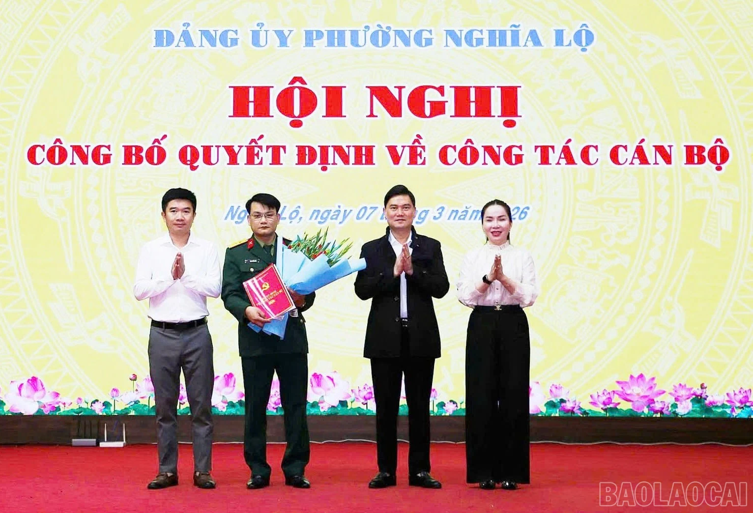 baolaocai-br_thuong-truc-dang-uy-phuong-tang-hoa-chuc-mung-dong-chi-dao-tuan-anh.jpg