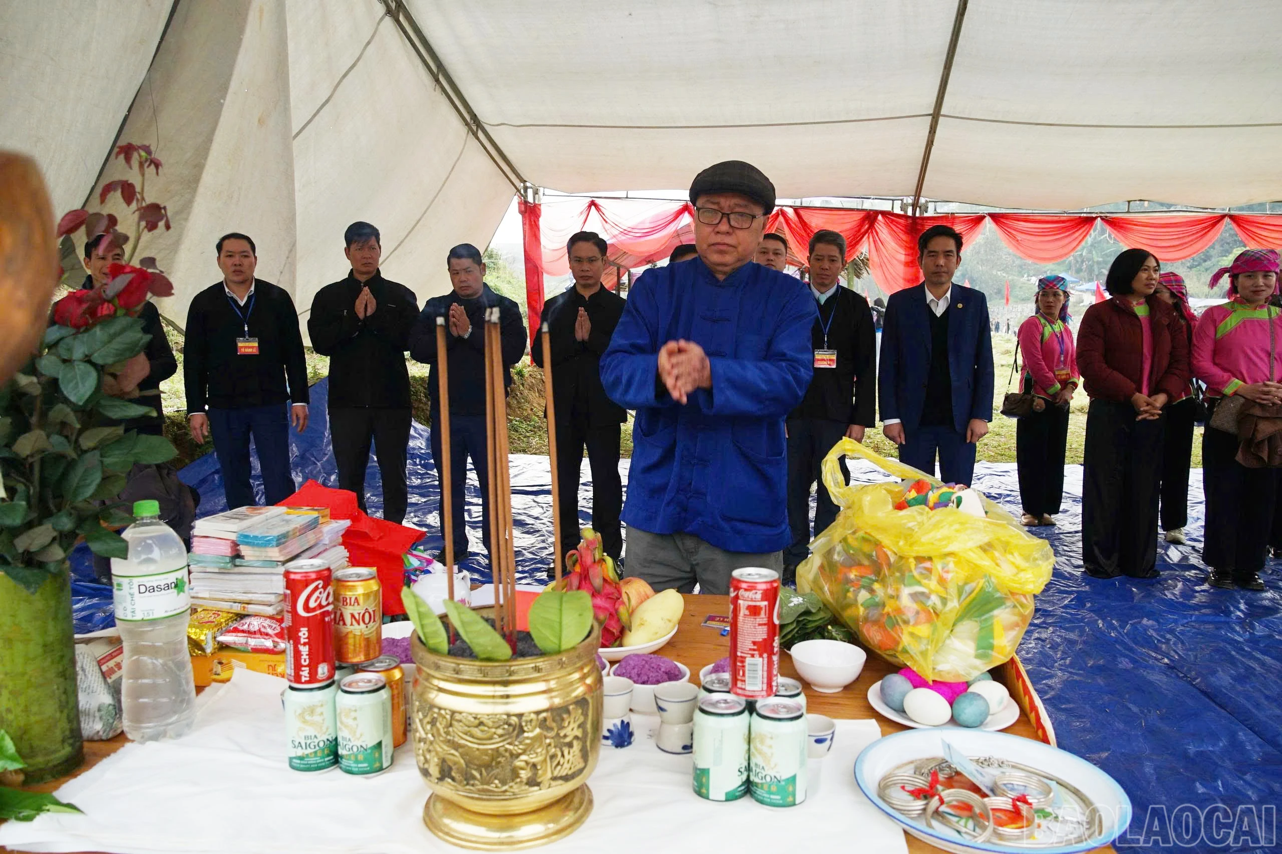 baolaocai-br_nghi-thuc-cung-cua-nguoi-giay-voi-nhung-qua-trung-duoc-nhuom-mau-the-hien-cho-su-may-man-du-day.jpg