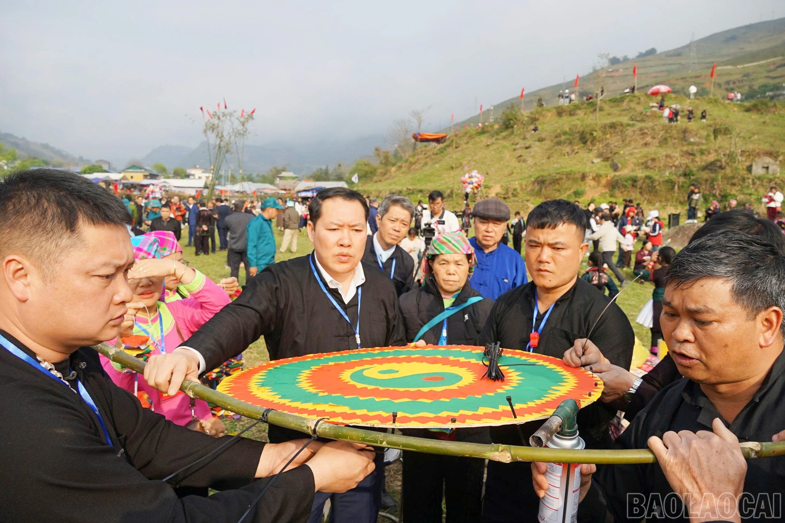 baolaocai-br_nghi-thuc-dung-cay-neu-duoc-tien-hanh-trang-trong-cay-neu-duoc-dung-cung-la-luc-le-hoi-bat-dau.jpg