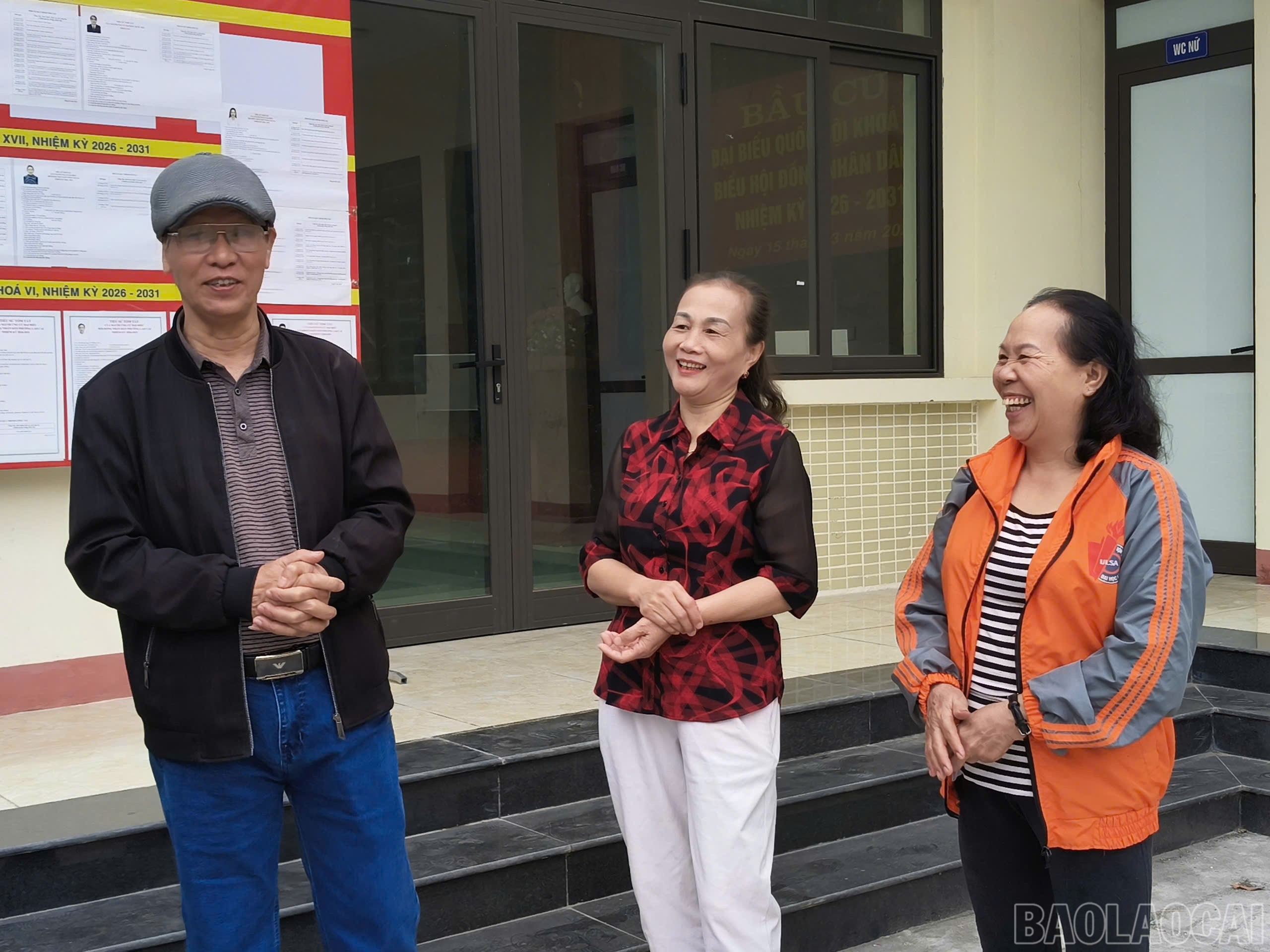 Cử tri khu vực bỏ phiếu số 35 phường Lào Cai tìm hiểu, trao đổi về tiểu sử các ứng cử viên.