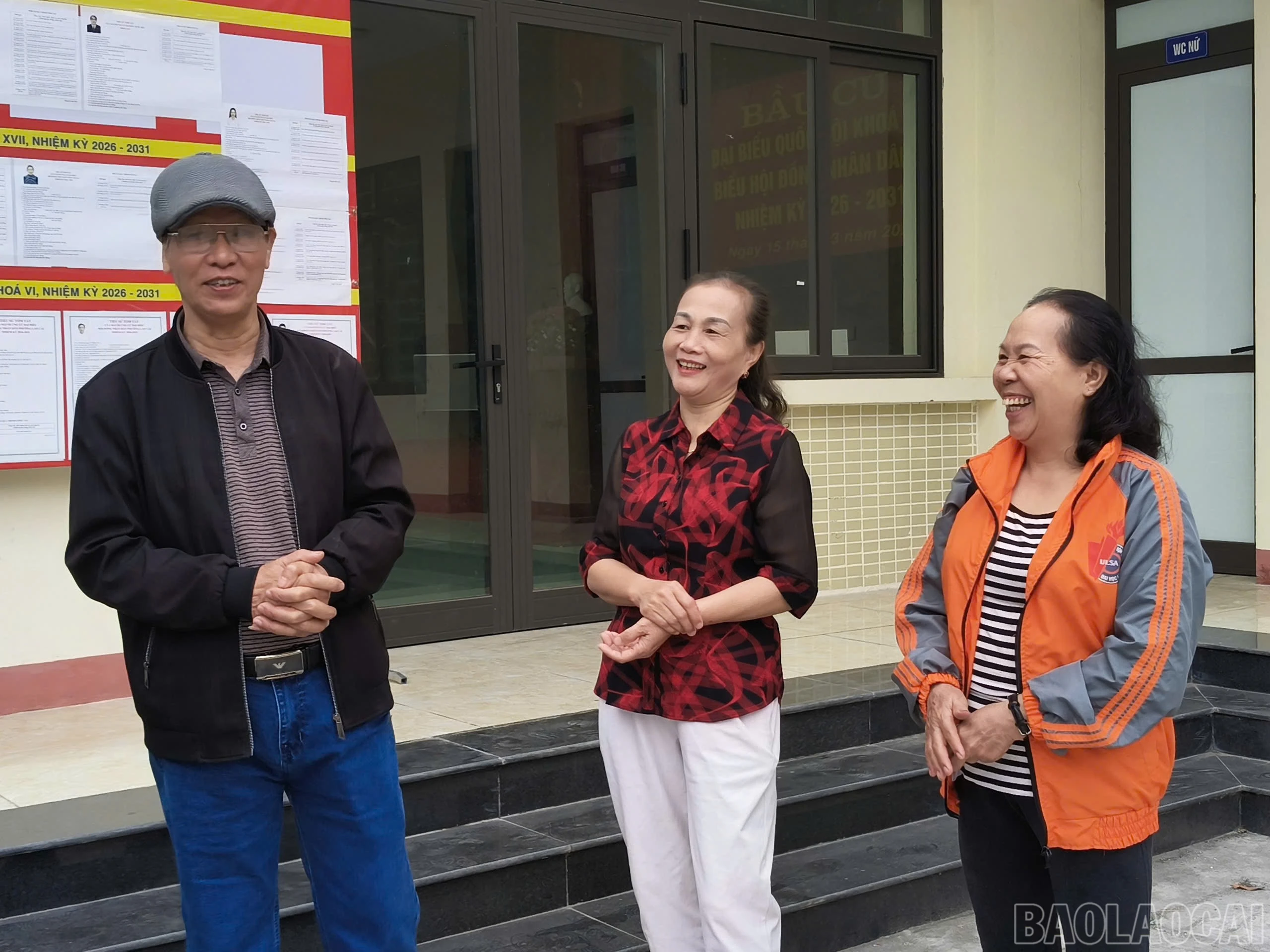 Cử tri khu vực bỏ phiếu số 35 phường Lào Cai tìm hiểu, trao đổi về tiểu sử các ứng cử viên.
