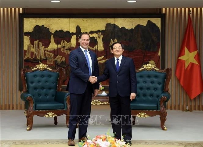 Phó Thủ tướng Hồ Quốc Dũng đón ông Jeff Place, Giám đốc Chuỗi Cung ứng của Tập đoàn Công nghệ và Bán dẫn Cohernet (Hoa Kỳ). Ảnh: Tuấn Anh/TTXVN