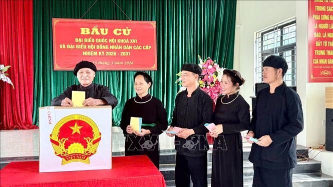 Đồng bào dân tộc Tày ở thôn Nà Ó, xã An Lạc, tỉnh Bắc Ninh phấn khởi đi bầu cử.