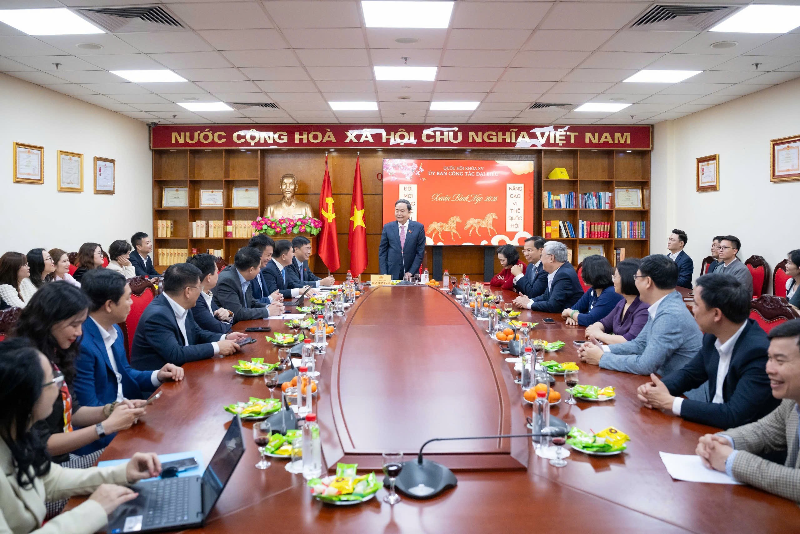 Toàn cảnh cuộc làm việc.