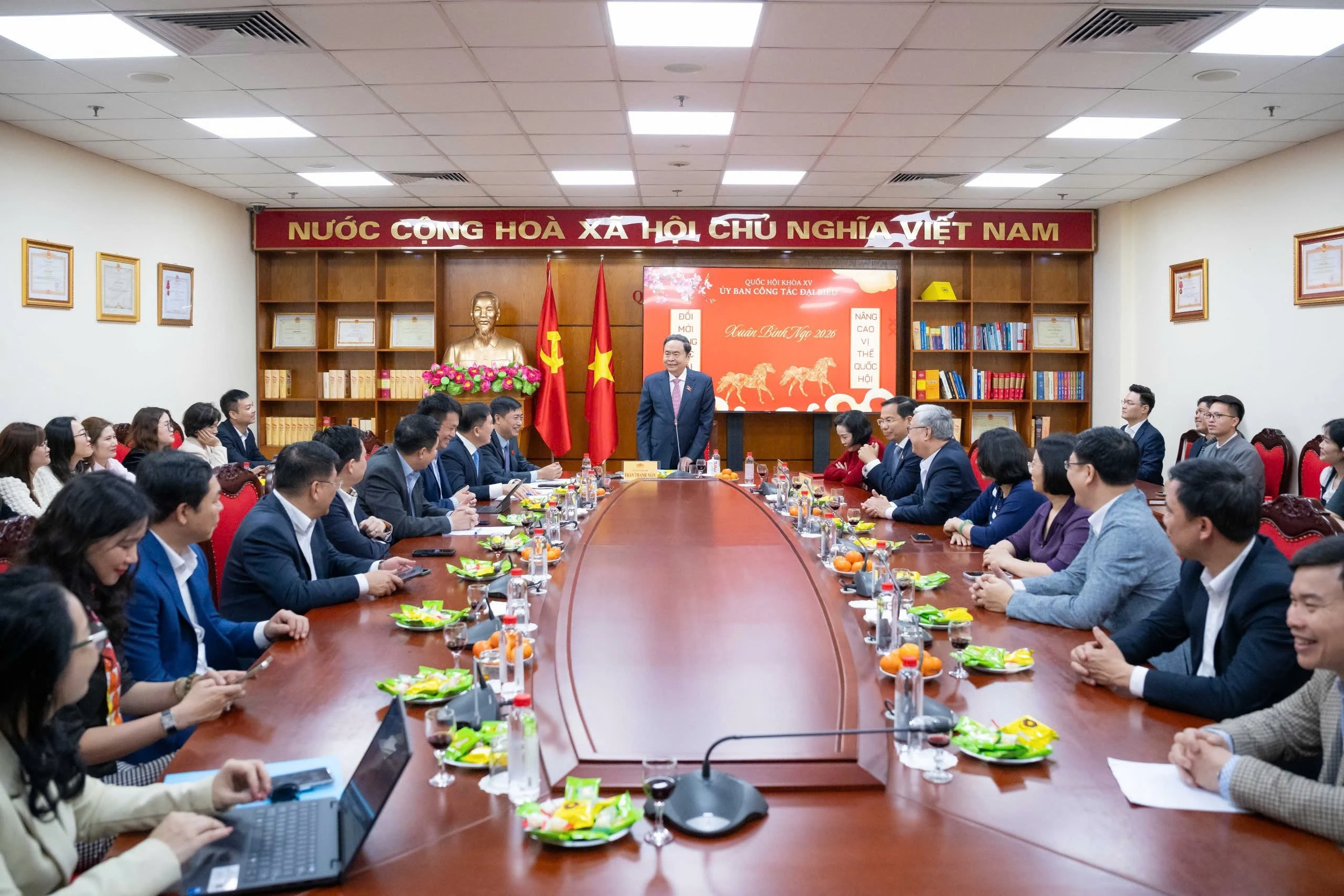 Toàn cảnh cuộc làm việc.