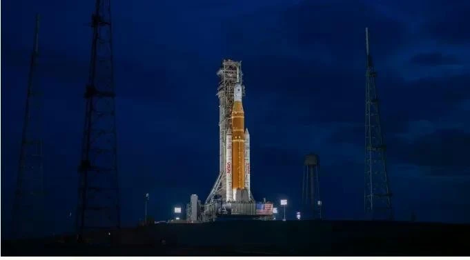 Tên lửa Hệ thống Phóng Không gian (SLS) và tàu Orion tại Trung tâm Vũ trụ Kennedy.