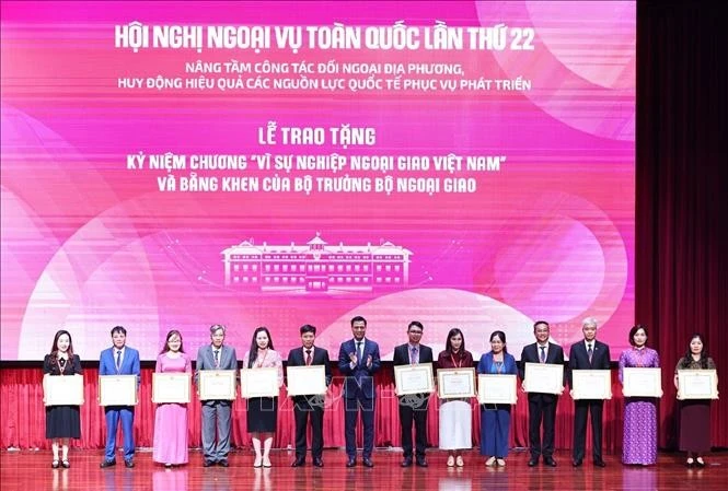 Thứ trưởng Bộ Ngoại giao Đặng Hoàng Giang trao Bằng khen của Bộ Ngoại giao cho các tập thể. Ảnh: Minh Đức/TTXVN