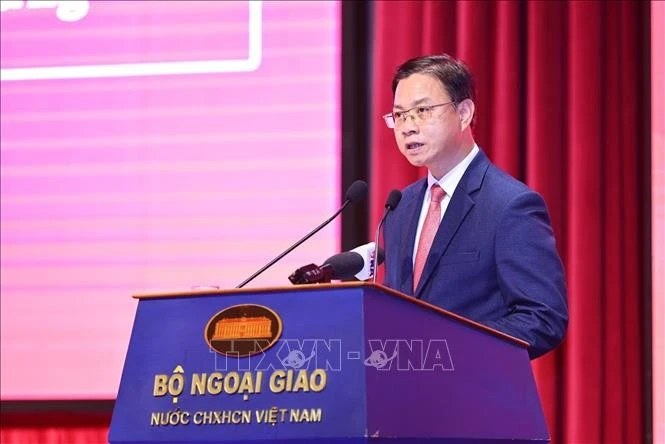 Đồng chí Ngô Lê Văn, Thứ trưởng Bộ Ngoại giao báo cáo trung tâm về triển khai công tác đối ngoại địa phương từ sau Hội nghị Ngoại vụ toàn quốc lần thứ 21. Ảnh: Minh Đức/TTXVN