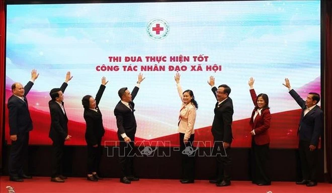 Các đại biểu ấn nút phát động phong trào thi đua năm 2026 của Hội Chữ thập đỏ Việt Nam.