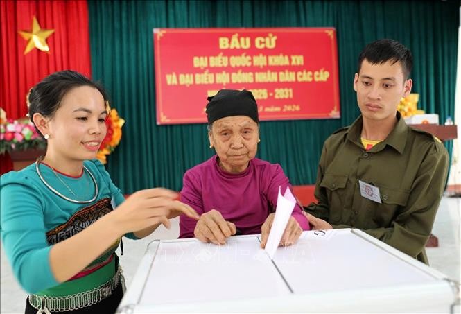 Bà Nguyễn Thị Toan (87 tuổi) bản Na Nghịu, xã biên giới Sơn Điện (Thanh Hóa) phấn khởi cầm lá phiếu trên tay để được quyền bầu cử.
