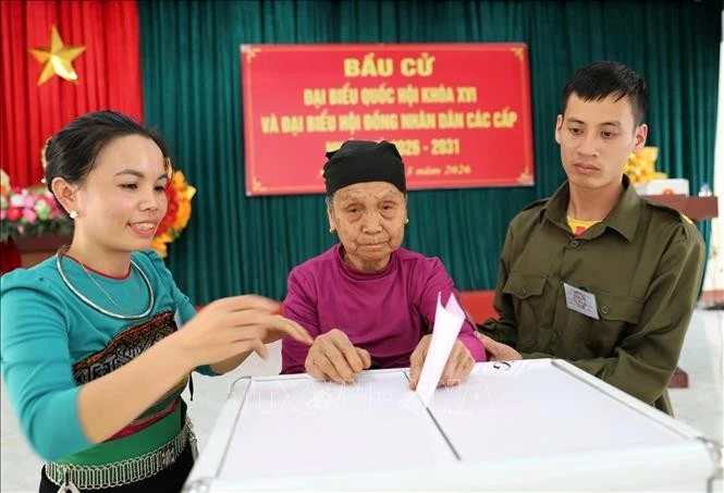 Bà Nguyễn Thị Toan (87 tuổi) bản Na Nghịu, xã biên giới Sơn Điện (Thanh Hóa) phấn khởi cầm lá phiếu trên tay để được quyền bầu cử.