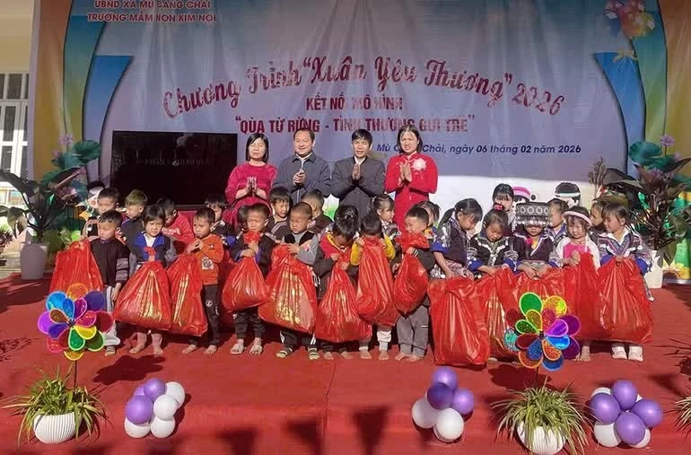 Đại diện chính quyền địa phương và nhà trường trao quà từ mô hình tặng học sinh vượt khó học tốt tại chương trình "Xuân yêu thương" 2026 vào tháng 2 vừa qua.