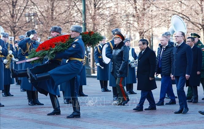 Thủ tướng Phạm Minh Chính đặt hoa tại Đài tưởng niệm Liệt sĩ vô danh Liên bang Nga ở thủ đô Moskva.