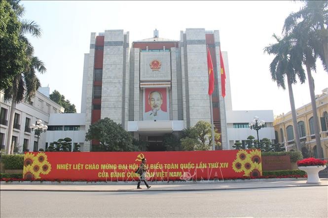 Khu vực trụ sở các cơ quan thành phố Hà Nội treo pano, khẩu hiệu, cờ Tổ Quốc chào mừng Đại hội XIV của Đảng.