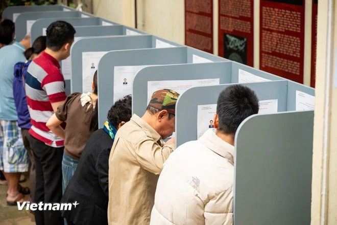 Nhiều cử tri đã có mặt tại điểm bỏ phiếu đặc biệt này để thực hiện quyền và nghĩa vụ công dân.