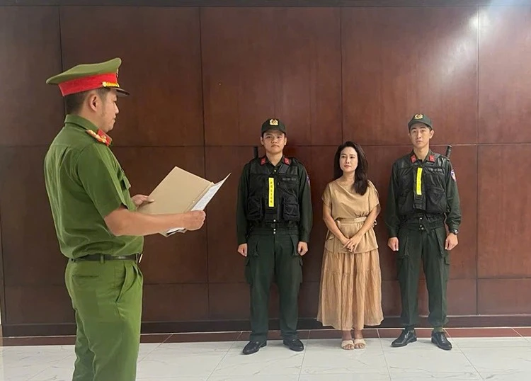 Công an TP Hồ Chí Minh khởi tố bị can Nguyễn Thị Hiền, là ca sĩ tự do, chủ kênh YouTube "Phương Diễm Huyền" về tội "Xâm phạm quyền tác giả, quyền liên quan". Ảnh: CA