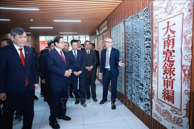 Thủ tướng Phạm Minh Chính tham quan không gian trưng bày về Hán Nôm tại Viện Hàn lâm Khoa học và Xã hội Việt Nam.