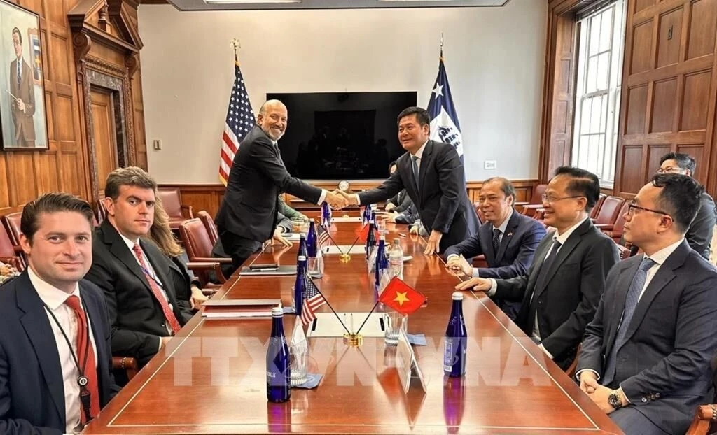 Trong khuôn khổ chuyến công tác tại Hoa Kỳ, ngày 22/5/2025, tại trụ sở Bộ Thương mại Hoa Kỳ, Bộ trưởng Bộ Công Thương, Trưởng đoàn đàm phán Chính phủ Nguyễn Hồng Diên làm việc với Bộ trưởng Thương mại Hoa Kỳ Howard Lutnick nhằm thúc đẩy hợp tác kinh tế - thương mại song phương và trao đổi về tiến trình đàm phán Hiệp định Thương mại đối ứng giữa hai nước.