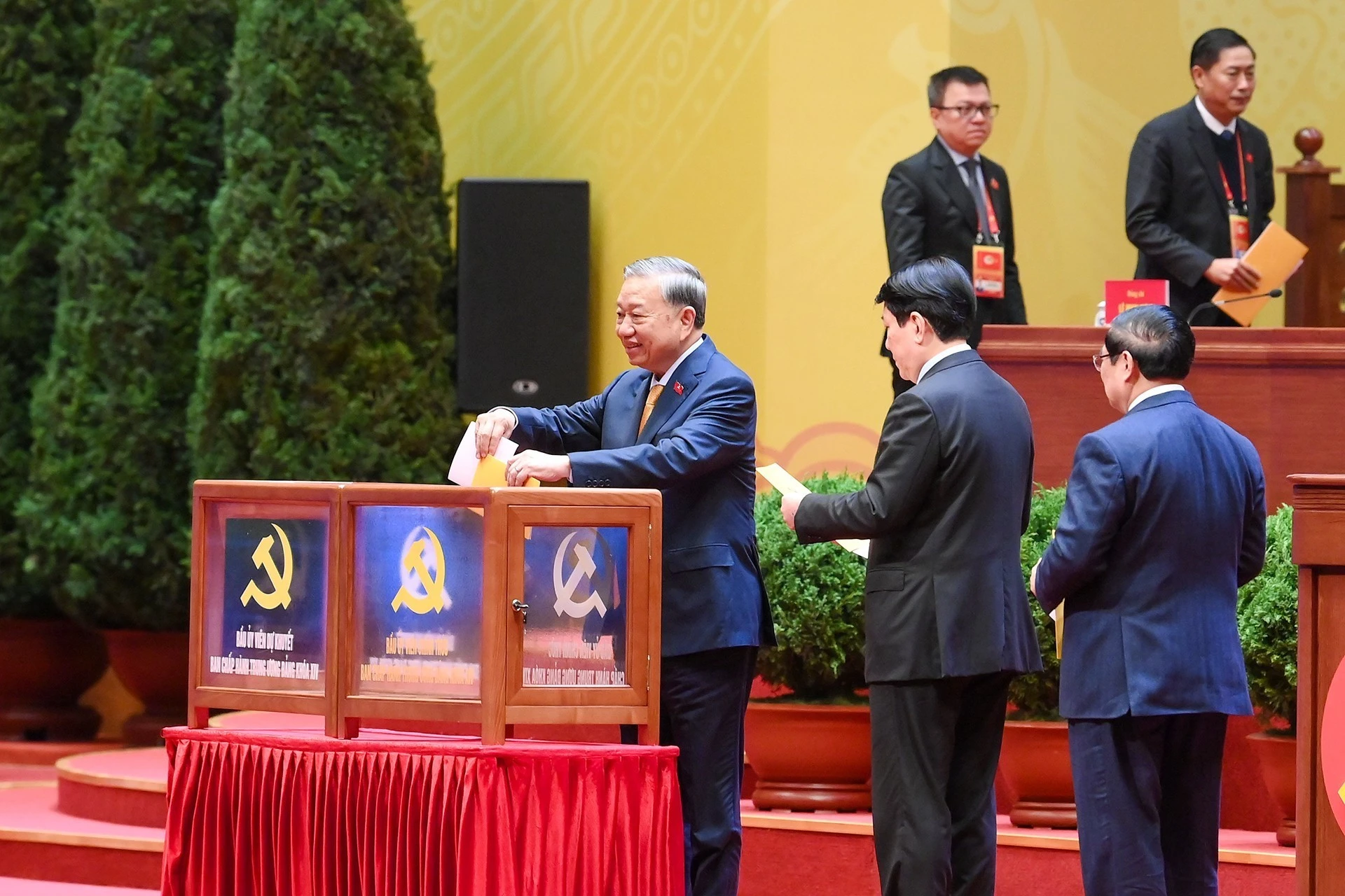 Các lãnh đạo Đảng và Nhà nước bỏ phiếu bầu Ban Chấp hành Trung ương khóa XIV.