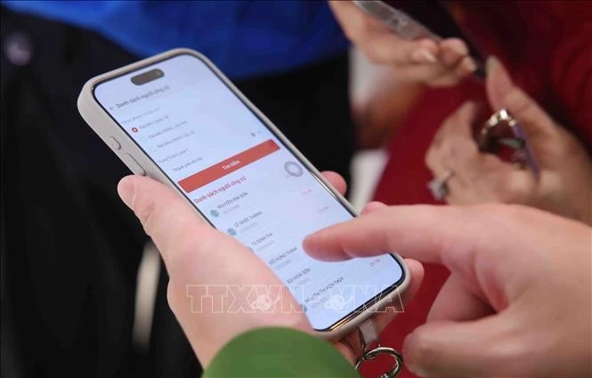 Ngoài việc theo dõi khu vực bỏ phiếu trên thẻ cử tri, theo dõi danh sách người ứng cử và danh sách cử tri được niêm yết công khai tại các khu vực bỏ phiếu và Ủy ban nhân dân cấp xã, công dân có thể sử dụng chức năng Bầu cử quốc hội trên VNeID để theo dõi khu vực bỏ phiếu và danh sách người ứng cử.