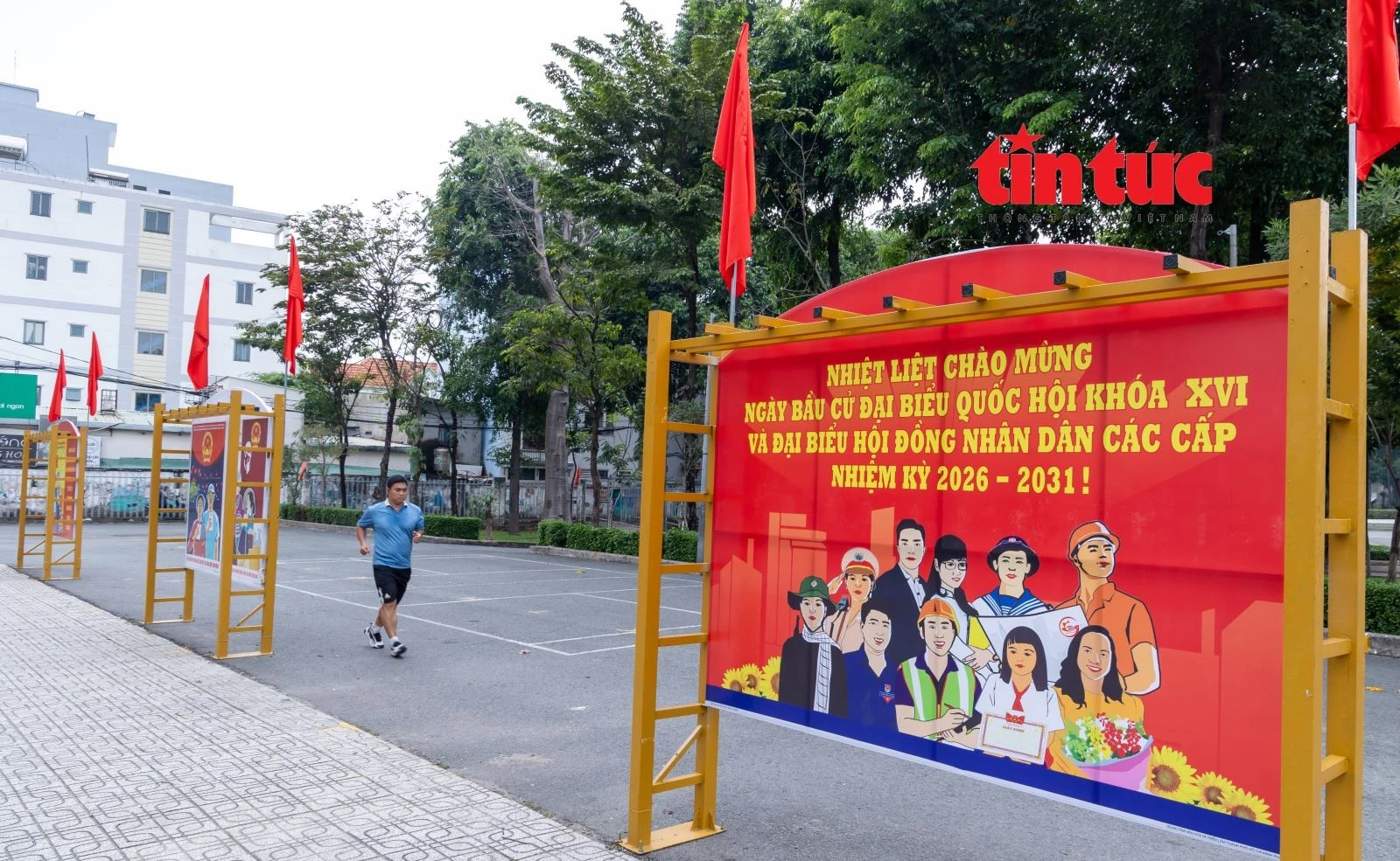 Các băng rôn, khẩu hiệu về ngày bầu cử tại khu vực dân cư, khu công cộng tại phường Thông Tây Hội nhằm thông tin rộng rãi đến người dân.
