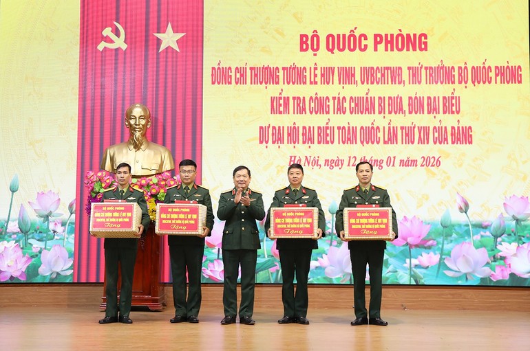 Thượng tướng Lê Huy Vịnh tặng quà các cơ quan, đơn vị thực hiện nhiệm vụ đưa, đón đại biểu.