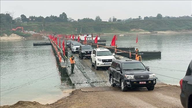 Các phương tiện qua cầu phao sông Lô sáng 16/2.