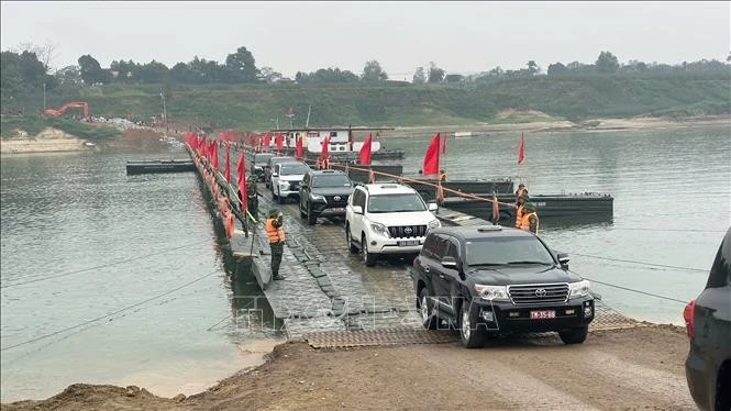 Các phương tiện qua cầu phao sông Lô sáng 16/2.