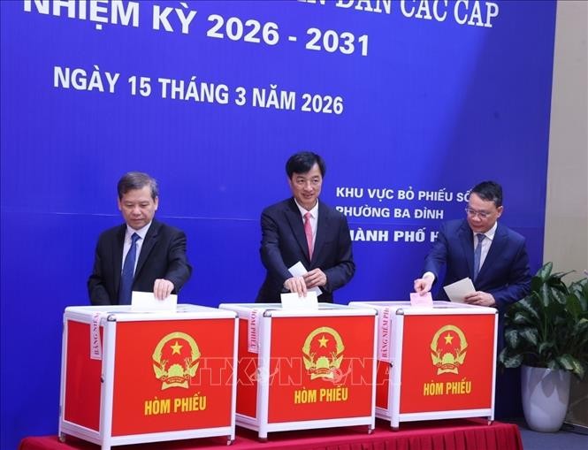 Các đồng chí lãnh đạo Đảng, Nhà nước bỏ phiếu bầu cử tại Khu vực bỏ phiếu số 02 phường Ba Đình, thành phố Hà Nội.