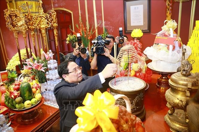 Thủ tướng Phạm Minh Chính dâng hương tại Khu di tích Hoàng thành Thăng Long.