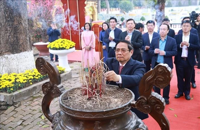 Thủ tướng Phạm Minh Chính dâng hương tại Khu di tích Hoàng thành Thăng Long.